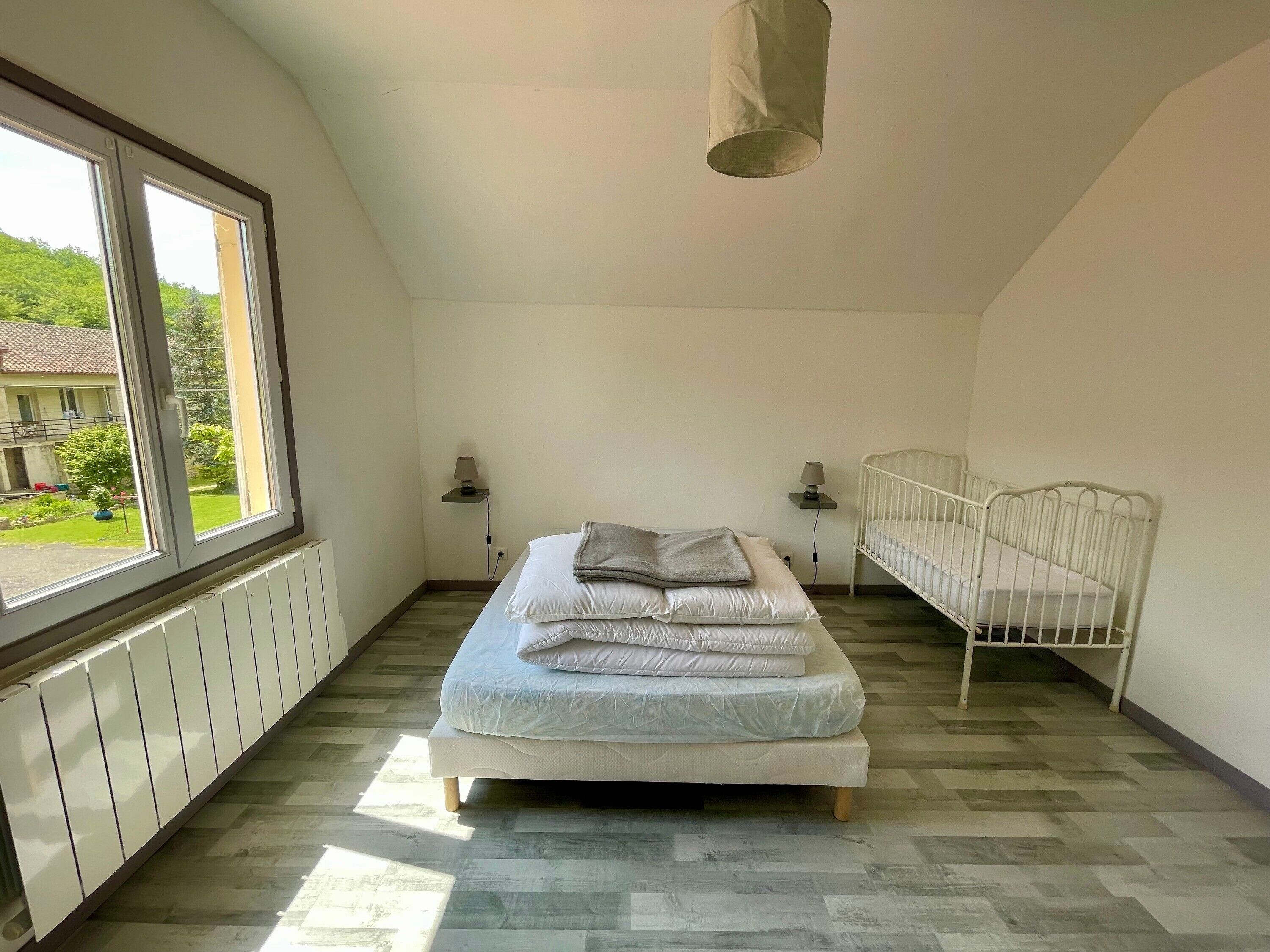 4 bedrooms, iron/ironing board, WiFi