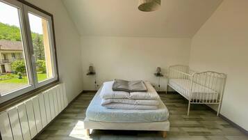 4 bedrooms, iron/ironing board, WiFi