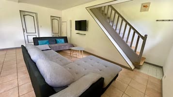 Een televisie en een tafeltennistafel