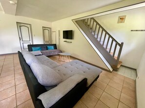 TV, ping pong - Holiday Home “La Mailleraie - La Laiterie” with Shared Pool, Private Terrace & Wi-Fi (Valojoulx)