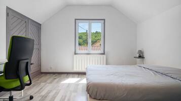 4 Schlafzimmer, BĂŒgeleisen/BĂŒgelbrett, WLAN