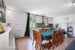Kylskåp, mikrovågsugn, ugn och spishäll