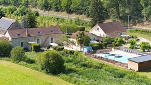 Et boligområde med huse, swimmingpool og en lukket have.