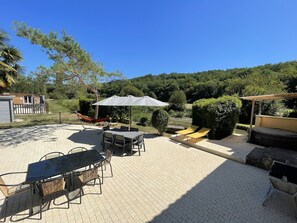 Outdoor dining - Gîte 'Moulin De La Mailleraie - Le' with Private Terrace, Wi-Fi and Air Conditioning (Valojoulx)