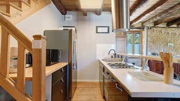 Geladeira, micro-ondas, fogĂŁo, cooktop
