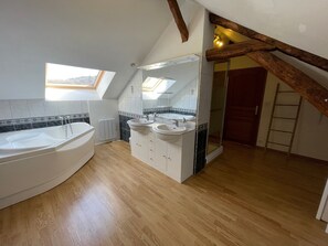 Bathroom - Gîte 'Moulin De La Mailleraie - Le' with Private Terrace, Wi-Fi and Air Conditioning (Valojoulx)