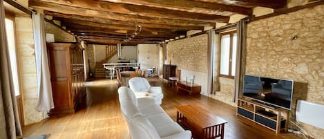 تلفزيون، مدفأة، مشغل دي في دي، تنس طاولة