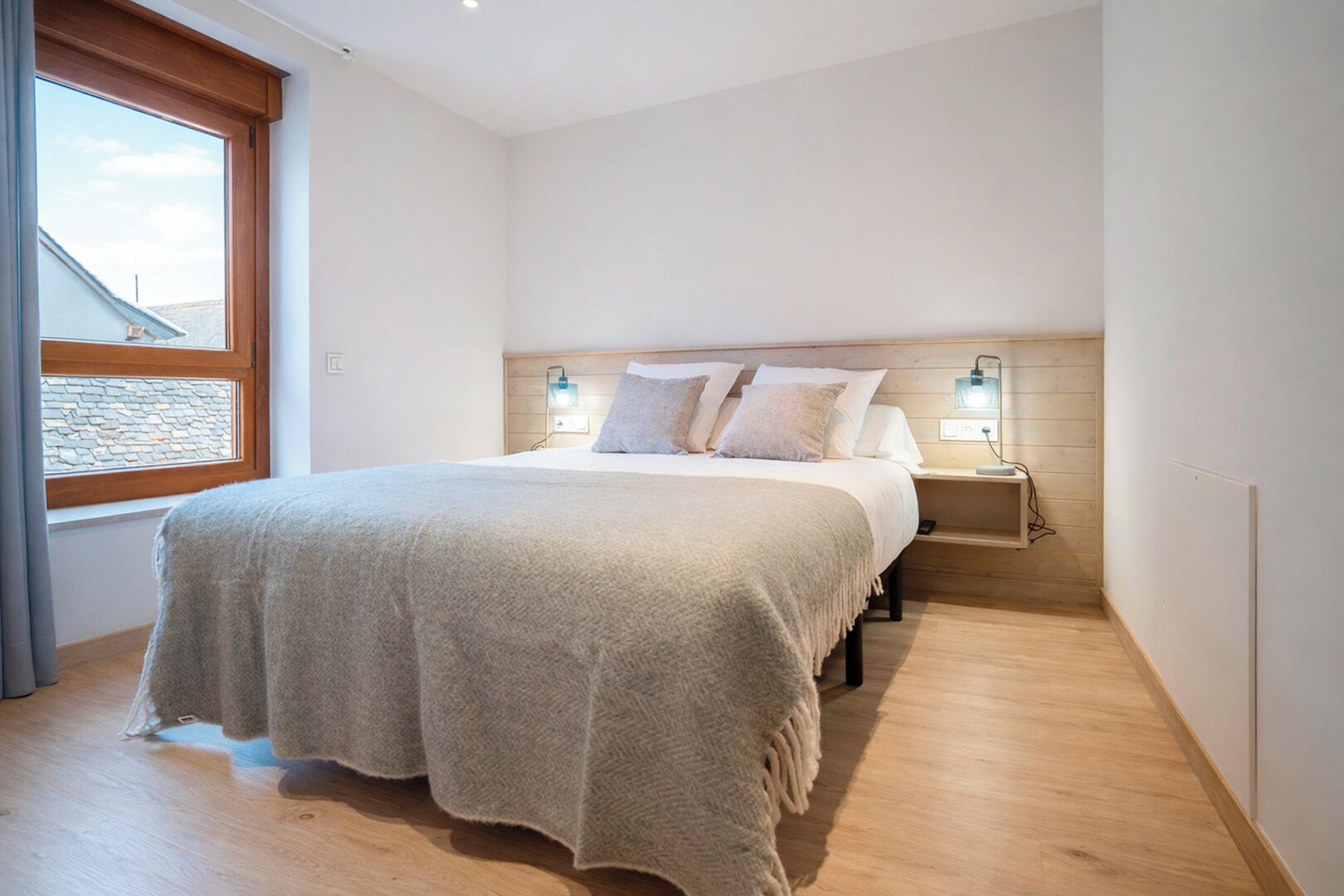 2 bedrooms, iron/ironing board, bed sheets