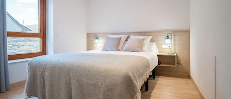 2 bedrooms, iron/ironing board, bed sheets