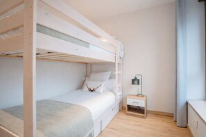 2 bedrooms, iron/ironing board, bed sheets - Aiguamog by FeelFree Rentals (Naut Aran)