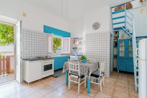Kühlschrank, Ofen, Herdplatte, Kochgeschirr/Geschirr/Besteck