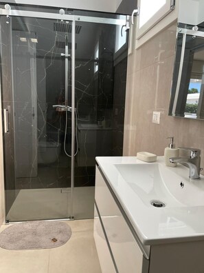 Dusche, Haartrockner, Bidet, Handtücher