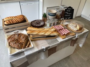 Dining - Guest Room “La Simple” for 2 with Pool in a Peaceful Setting (Valojoulx)