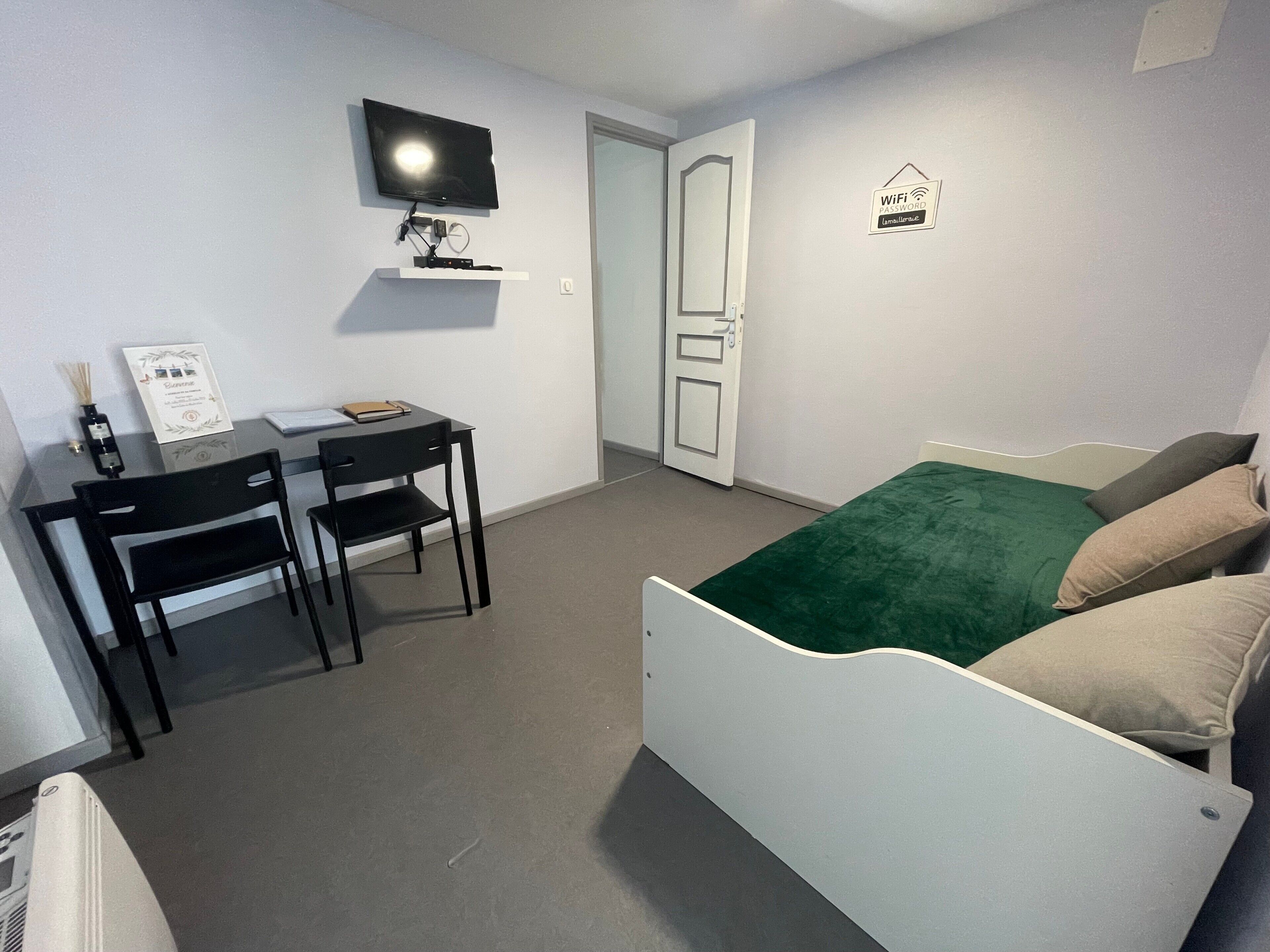 1 chambre, fer et planche à repasser, Wi-Fi, draps fournis