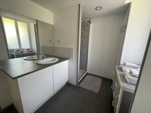 Douche, sèche-cheveux, serviettes fournies