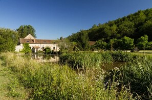 Property grounds - Suite du Moulin à Vent Apartment with Shared Pool, Communal Garden and Wi-Fi (Valojoulx)