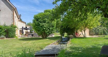 Suite du Moulin à Vent Apartment with Shared Pool, Communal Garden and Wi-Fi