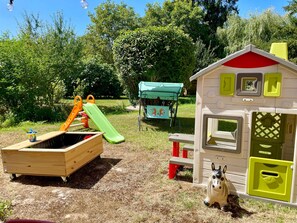 Children’s area - Suite du Moulin à Vent Apartment with Shared Pool, Communal Garden and Wi-Fi (Valojoulx)