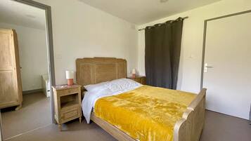 1 habitación, tabla de planchar con plancha, wifi y ropa de cama