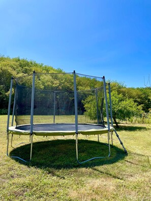 Property grounds - Suite du Moulin à Vent Apartment with Shared Pool, Communal Garden and Wi-Fi (Valojoulx)