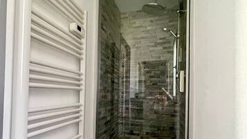 Bruser, hårtørrer, håndklæder