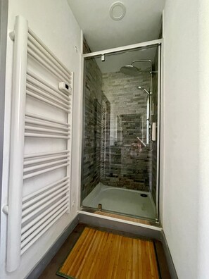 Douche, sèche-cheveux, serviettes fournies