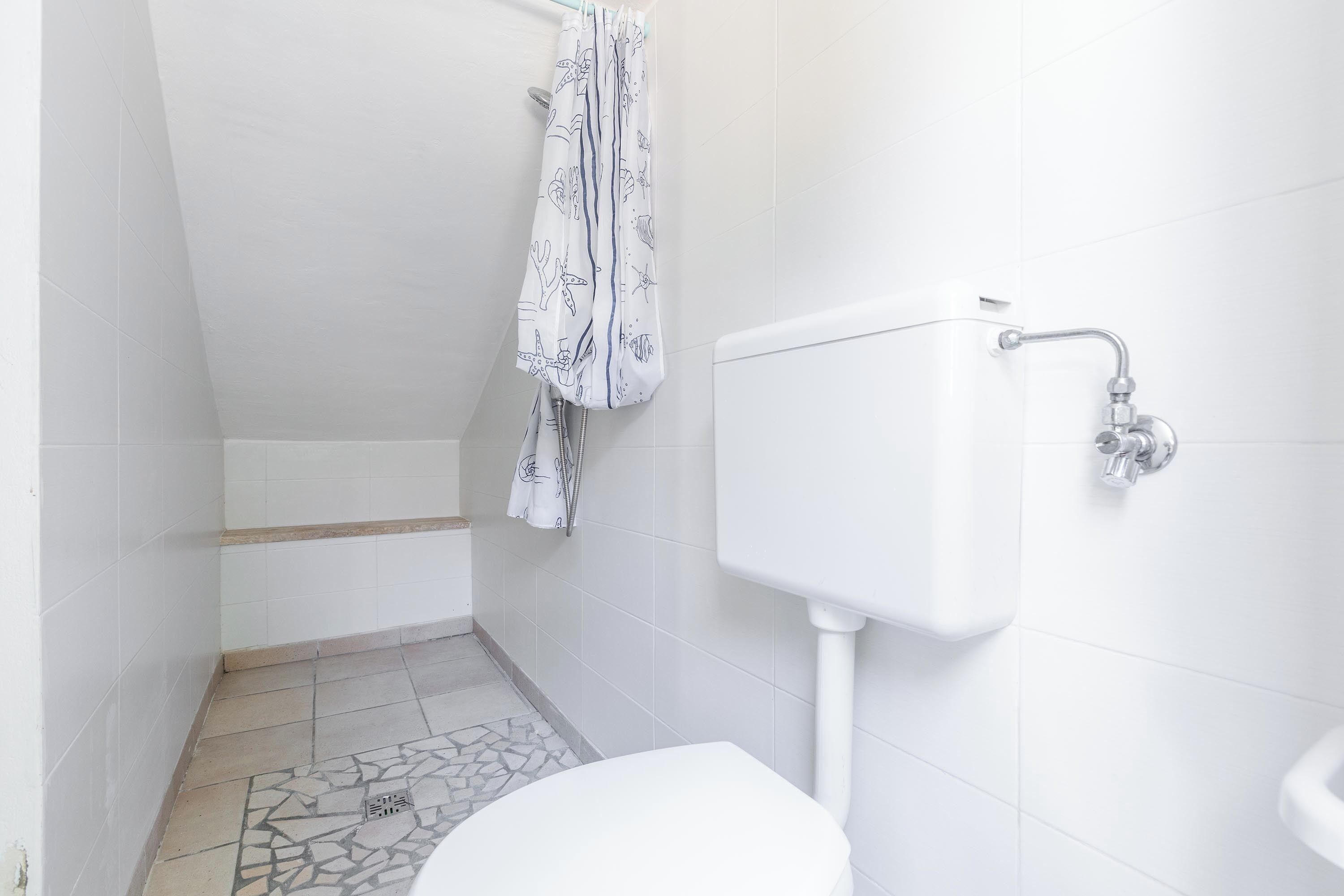 Ein Badezimmer mit Toilette, Dusche und Badewanne.