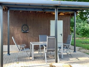 Outdoor dining - Apartment 'Wiese' with Private Terrace, Private Garden and Wi-Fi (Ehndorf)