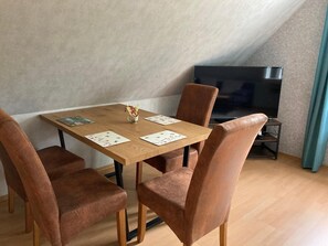 Dining - Apartment 'Wiese' with Private Terrace, Private Garden and Wi-Fi (Ehndorf)