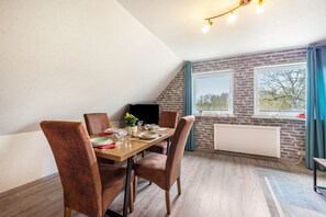 Dining - Apartment 'Wiese' with Private Terrace, Private Garden and Wi-Fi (Ehndorf)