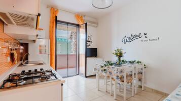 Kühlschrank, Mikrowelle, Kochgeschirr/Geschirr/Besteck