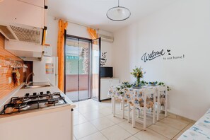 Kühlschrank, Mikrowelle, Kochgeschirr/Geschirr/Besteck