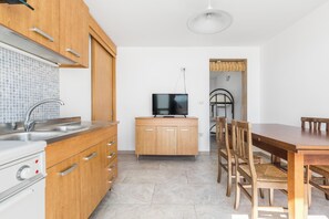 Kühlschrank, Herdplatte, Kochgeschirr/Geschirr/Besteck