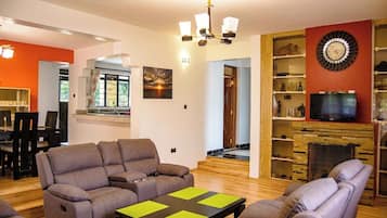 Phòng đôi Deluxe | Khu phòng khách | Smart TV 32-inch có truyền hình kỹ thuật số