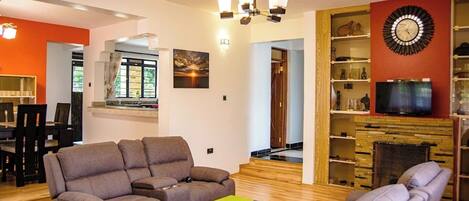 Deluxe Double Room | Living area | 32-inch Smart TV with digital channels