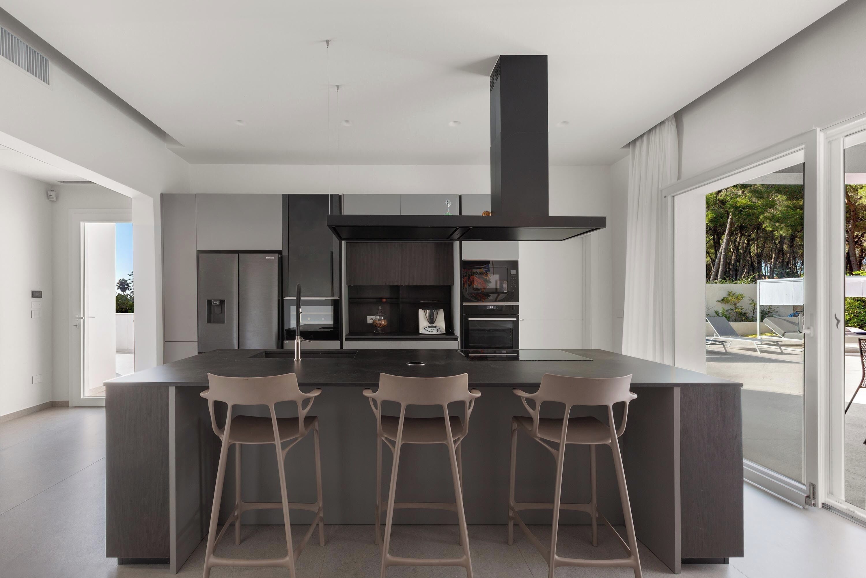 Frigorifero, microonde, piano cottura, lavastoviglie