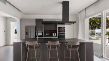 Frigorifero, microonde, piano cottura, lavastoviglie