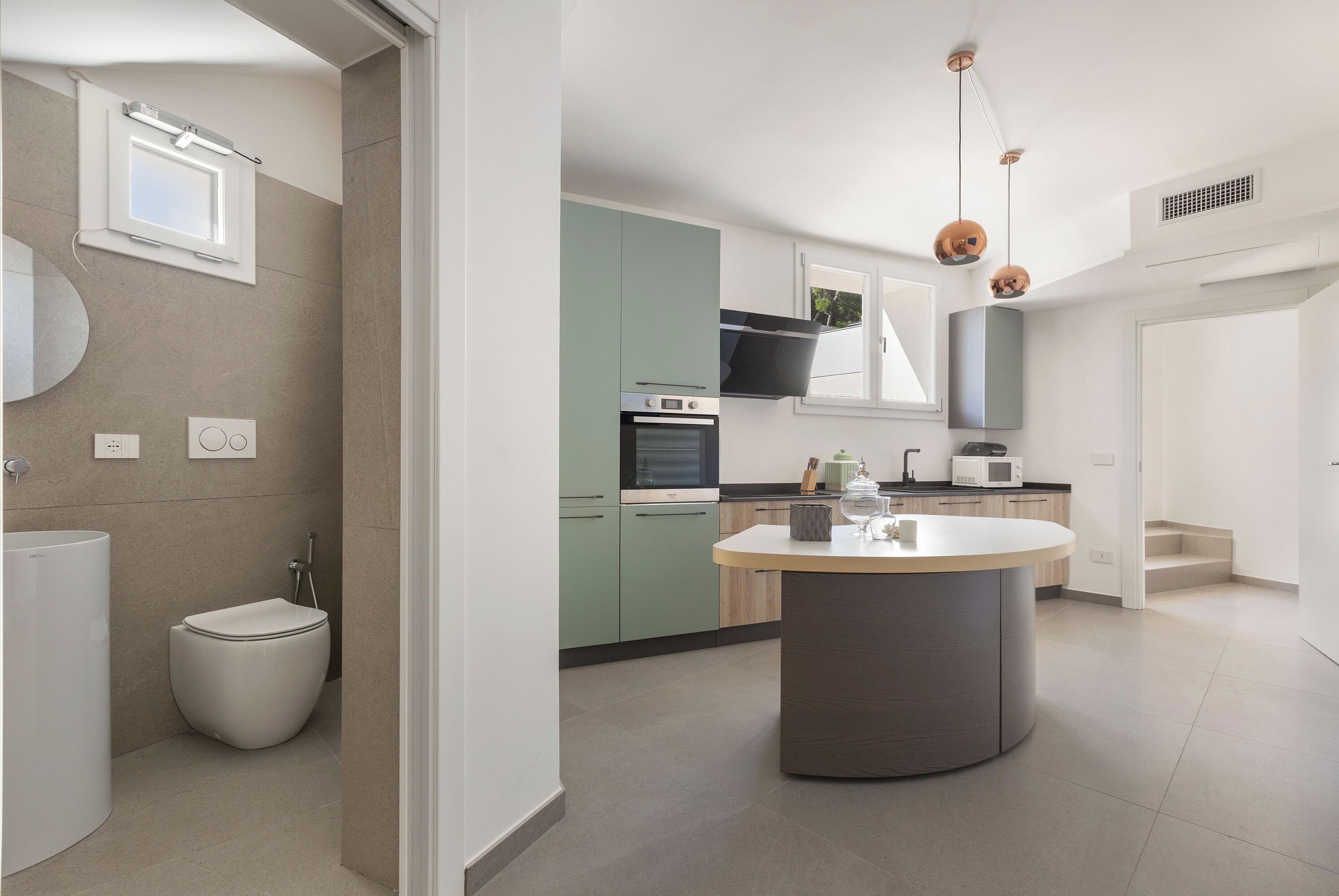 Frigorifero, microonde, piano cottura, lavastoviglie