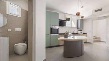 Frigorifero, microonde, piano cottura, lavastoviglie