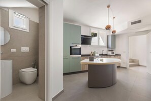 Frigorifero, microonde, piano cottura, lavastoviglie