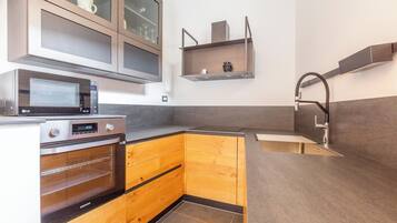 Kühlschrank, Mikrowelle, Herdplatte, Geschirrspüler