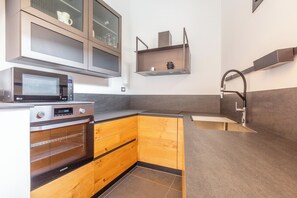 Kylskåp, mikrovågsugn, spishäll och diskmaskin