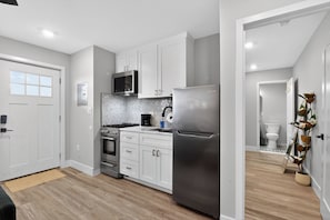 Private kitchen - Sandbox and Sunshine. Adorable 1 Bd 1 Bath Condo in Margate (Margate)