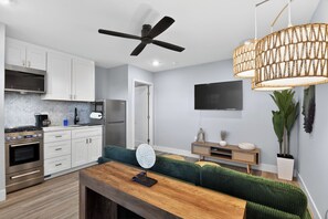 Private kitchen - Sandbox and Sunshine. Adorable 1 Bd 1 Bath Condo in Margate (Margate)