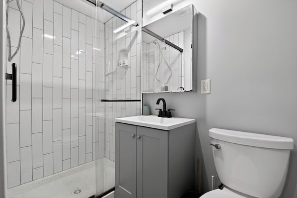 Towels, soap, toilet paper - Sandbox and Sunshine. Adorable 1 Bd 1 Bath Condo in Margate (Margate)