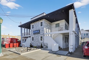 Exterior - Sandbox and Sunshine. Adorable 1 Bd 1 Bath Condo in Margate (Margate)