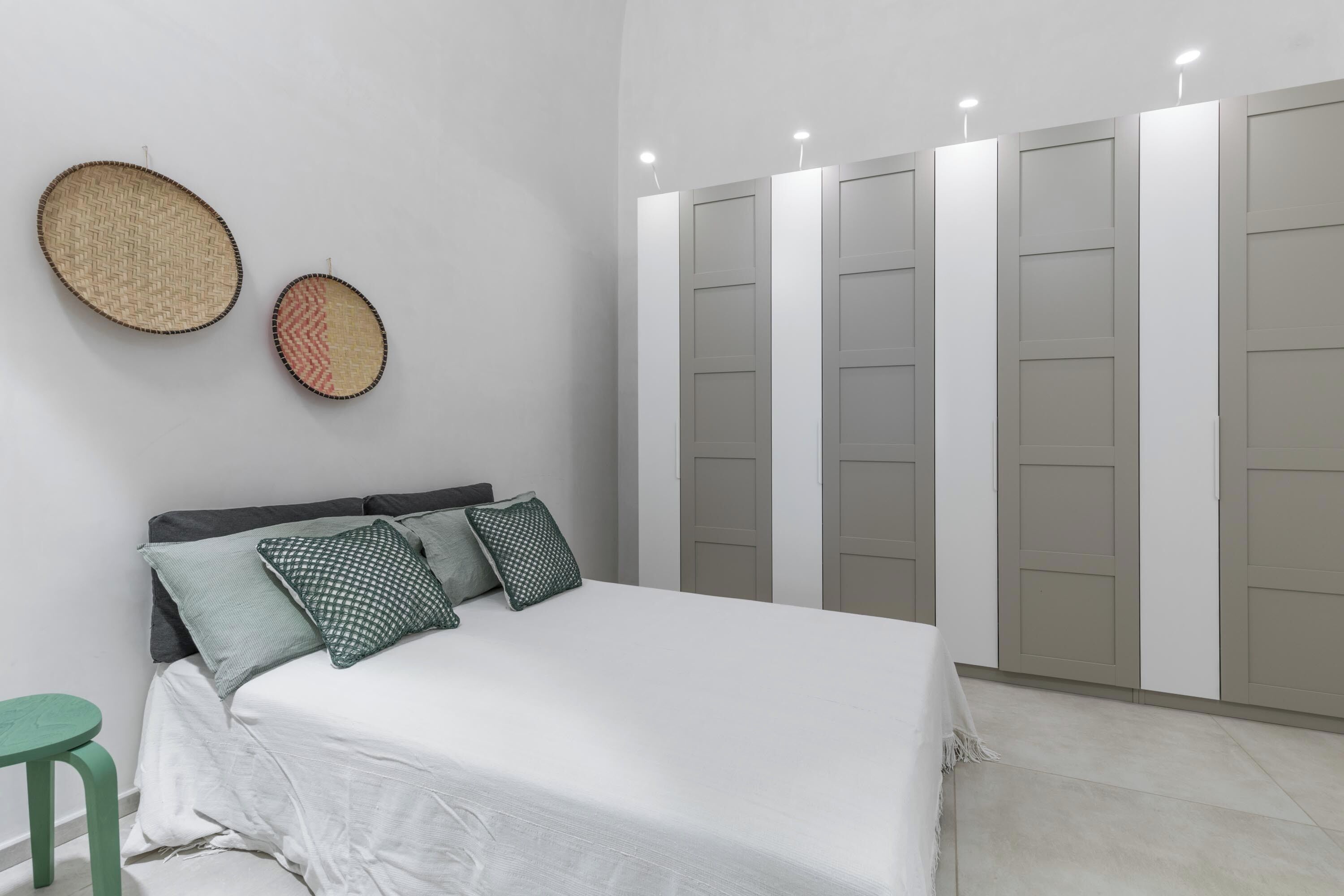 Iron/ironing board, Internet, bed sheets