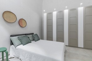 Een strijkplank/strijkijzer, internet, beddengoed