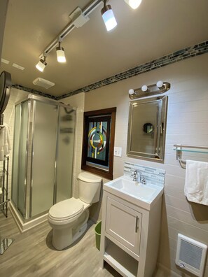 Shower, towels, toilet paper - Delightful custom tiny home on private property outside Scappoose (Scappoose)