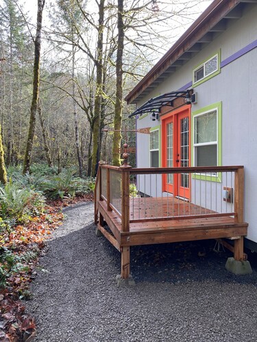 Beautiful custom tiny home on private wooded property outside Scappoose